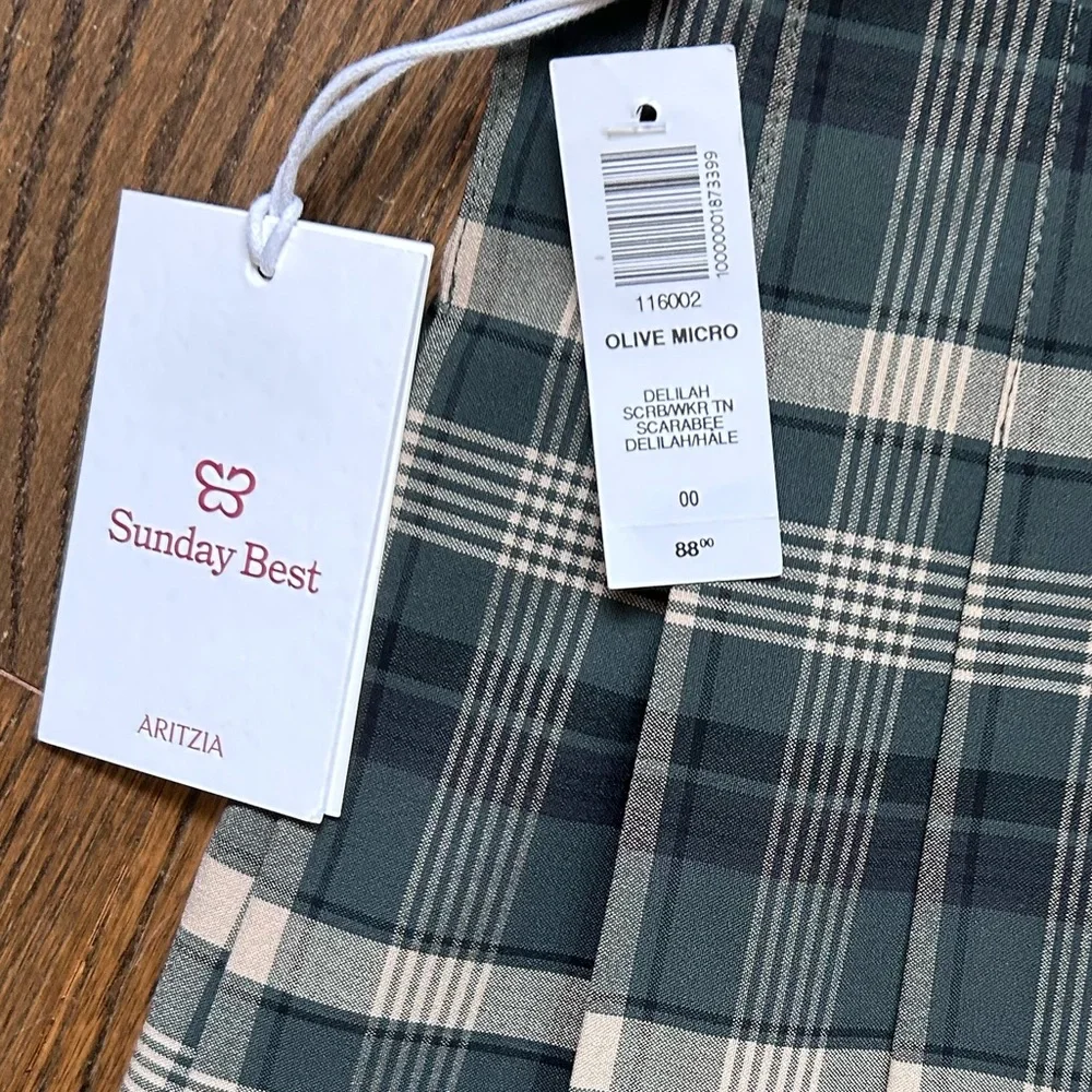 Sunday Best
Olive Micro Skirt Pleated high-waisted micro skirt Aritzia - Picture 12 of 13